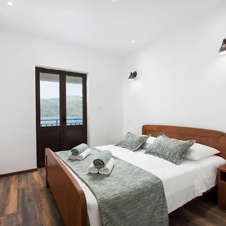 Appartement Beachfront Larissa With Pool Marina