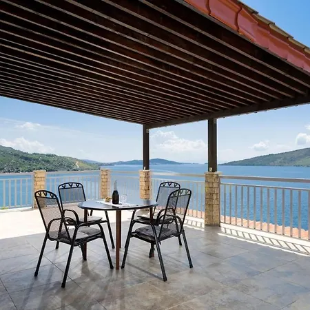 Beachfront Larissa With Pool Appartement