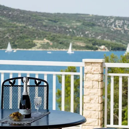 Beachfront Larissa With Pool Appartement Marina
