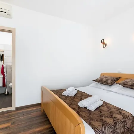 Beachfront Larissa With Pool Appartement Marina