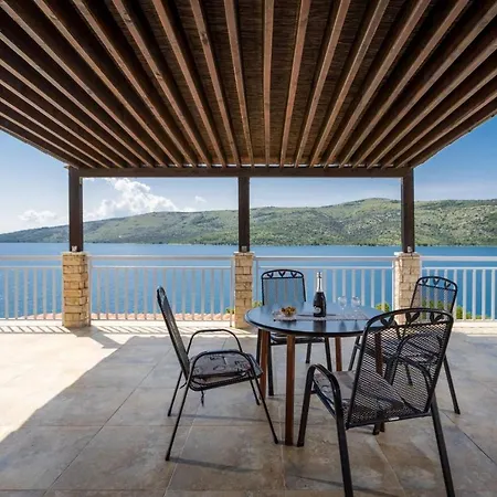 Appartement Beachfront Larissa With Pool