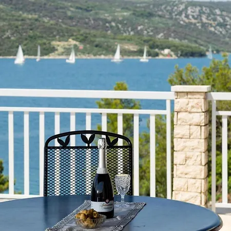 Appartamento Beachfront Larissa With Pool