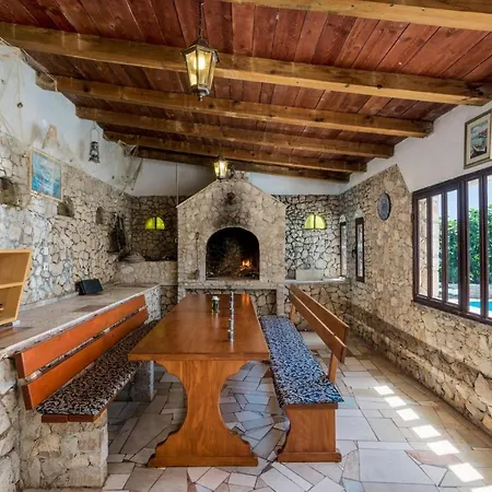 Appartamento Beachfront Larissa With Pool
