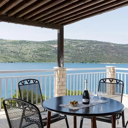 Beachfront Larissa With Pool Appartamento Marina